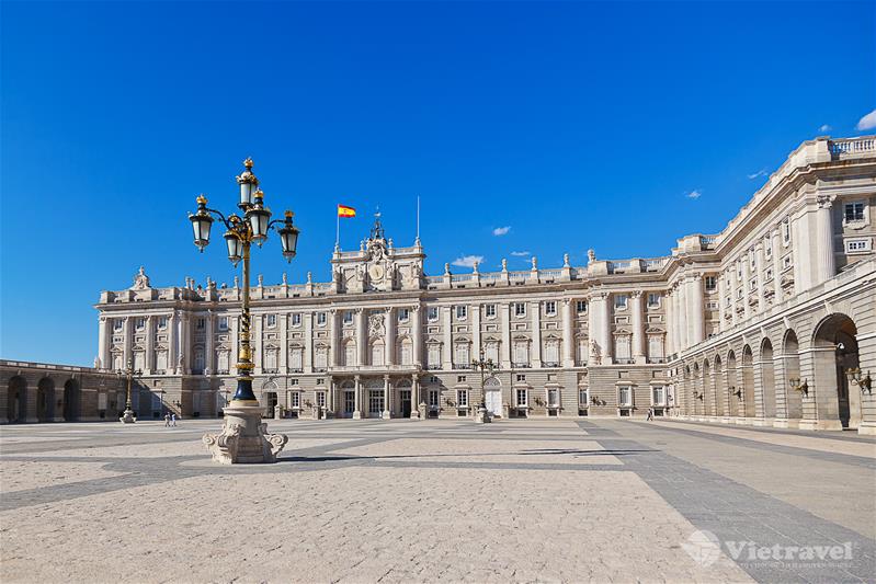 BARCELONA	(Ăn sáng, trưa, tối)